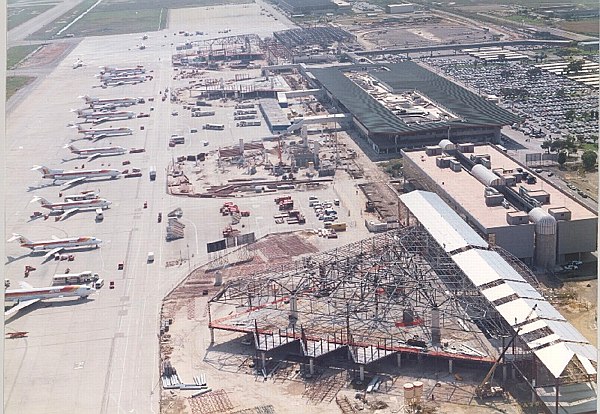 Imagen aérea del aeropuerto ampliando las terminales para las Olimpiadas del 92
